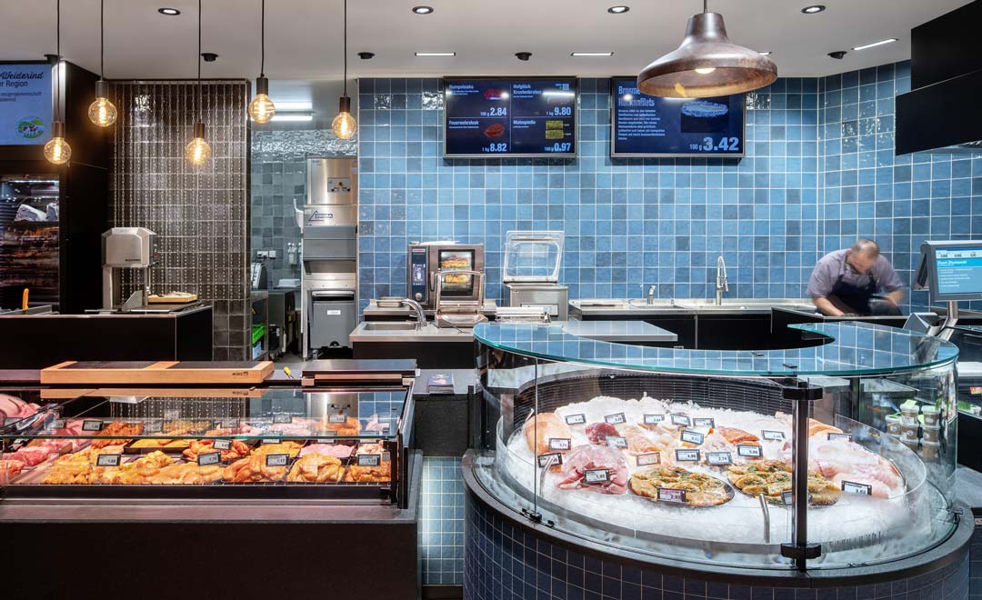 Fresh food counter for fish, illuminated with Agira Plus recessed luminaire and Limba suspended luminaire.