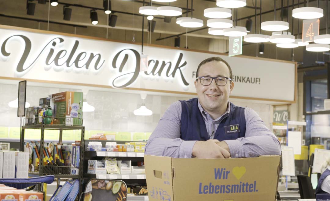 Dyrektor zarządzający Martin Schmidt w strefie kas supermarketu Edeka.