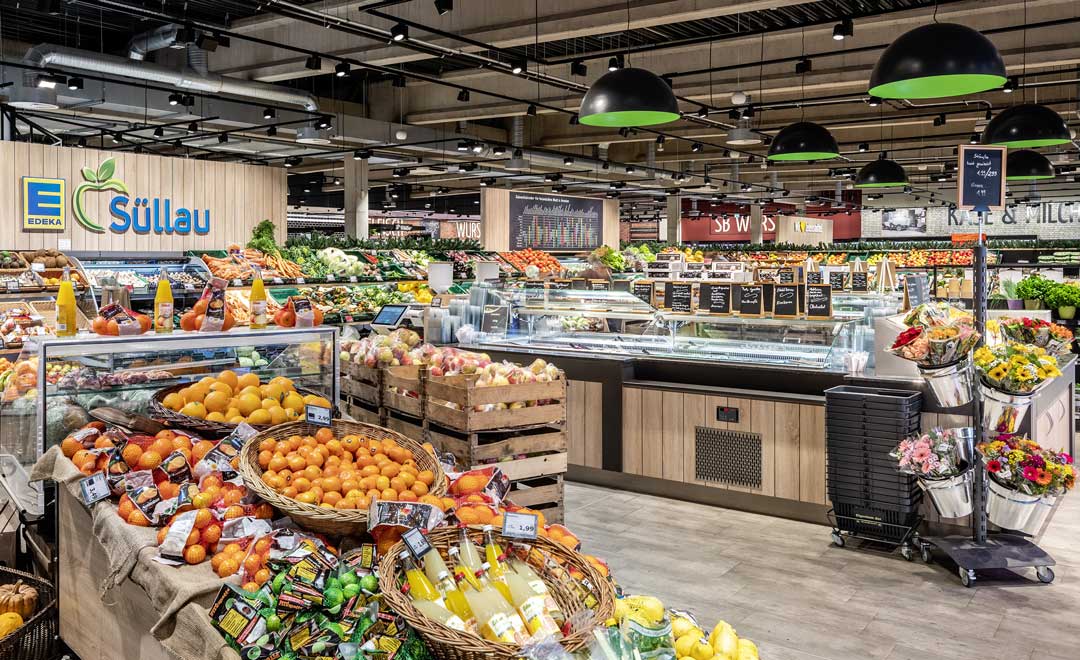 Decoration in the fruit and vegetable department illuminated with Kalo spotlight and Globe special suspended luminaire.